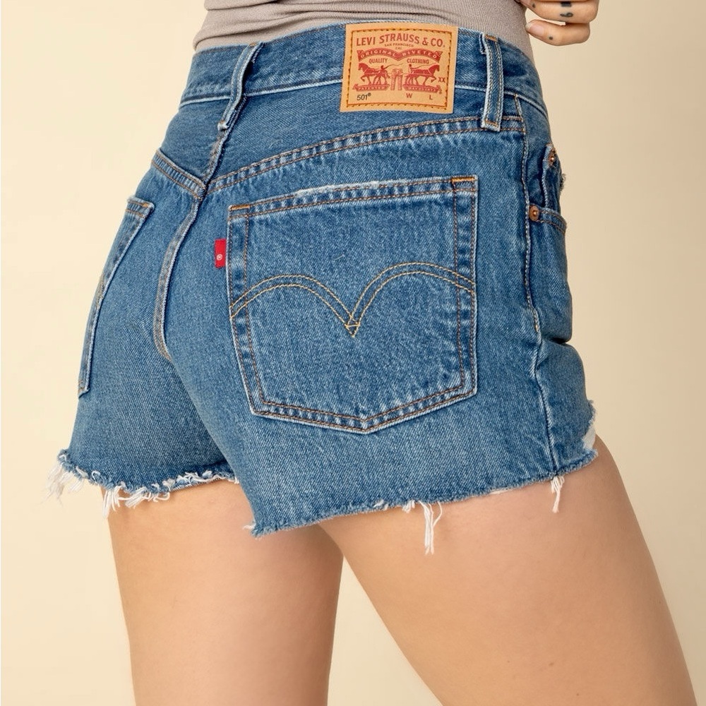 LEVI’s High Rise Classic Denim Blue Jean Shorts w Frayed Hem